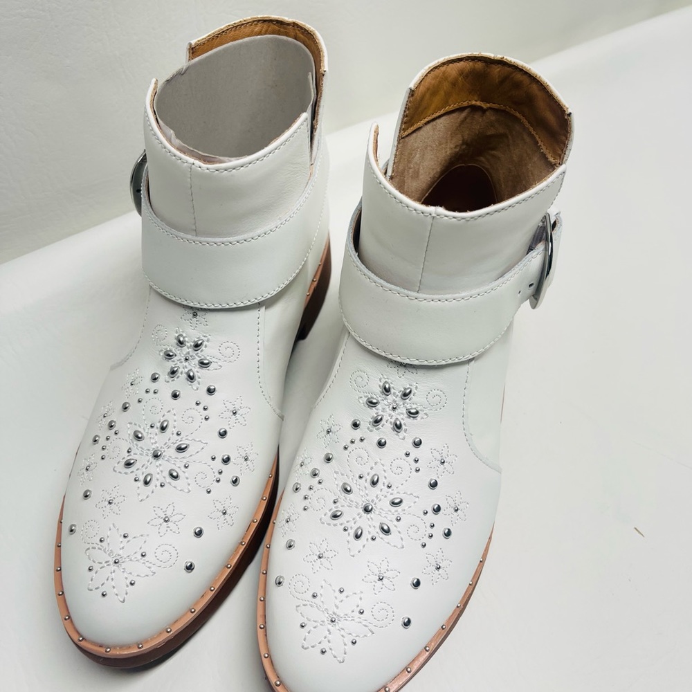 FITFLOP ATHENA FLOWER STUD ANKLE BOOTS URBAN WHITE SIZE 7 NWOT - Picture 8 of 8